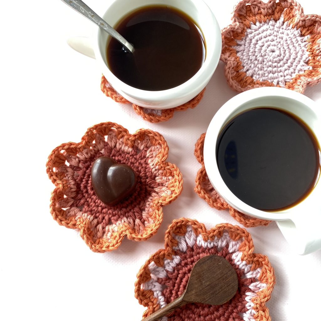 Set de dessous de tasse à café au crochet en forme de fleur.